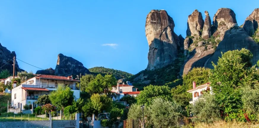 Καλαμπάκα: Στη σκιά των βράχων Καλαμπάκα: Στη σκιά των βράχων