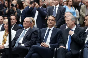 Στο ίδιο κάδρο ξανά οι τρεις “γαλάζιοι” πρωθυπουργοί – Όλα τα βλέμματα στο Ωδείο Αθηνών