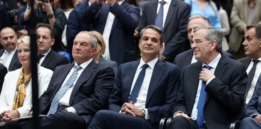 Στο ίδιο κάδρο ξανά οι τρεις “γαλάζιοι” πρωθυπουργοί - Όλα τα βλέμματα στο Ωδείο Αθηνών