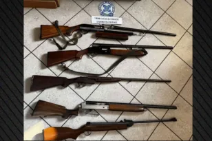 Ελευσίνα: 17χρονος απείλησε με πιστόλι μαθητή σε σχολείο - Στο σπίτι του έκρυβε «καλούδια» ΦΩΤΟ