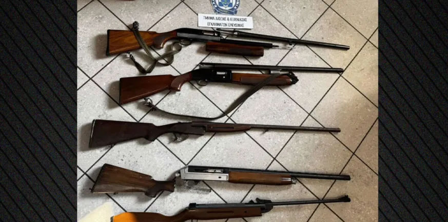 Ελευσίνα: 17χρονος απείλησε με πιστόλι μαθητή σε σχολείο - Στο σπίτι του έκρυβε «καλούδια» ΦΩΤΟ Ελευσίνα: 17χρονος απείλησε με πιστόλι μαθητή σε σχολείο - Στο σπίτι του έκρυβε «καλούδια» ΦΩΤΟ