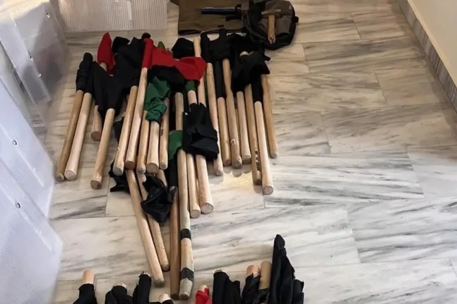 Ευαγγελισμός Ηρακλείου: Σφυριά, κράνη και αντιασφυξιογόνες μάσκες βρήκε η ΕΛΑΣ στην κατάληψη ΦΩΤΟ Ευαγγελισμός Ηρακλείου: Σφυριά, κράνη και αντιασφυξιογόνες μάσκες βρήκε η ΕΛΑΣ στην κατάληψη ΦΩΤΟ