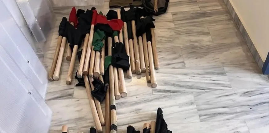 Ευαγγελισμός Ηρακλείου: Σφυριά, κράνη και αντιασφυξιογόνες μάσκες βρήκε η ΕΛΑΣ στην κατάληψη ΦΩΤΟ Ευαγγελισμός Ηρακλείου: Σφυριά, κράνη και αντιασφυξιογόνες μάσκες βρήκε η ΕΛΑΣ στην κατάληψη ΦΩΤΟ