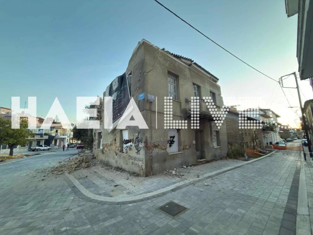 Χαμός στον Πύργο, ετοιμόρροπο κτίριο κατέρρευσε πάνω σε αυτοκίνητα! ΦΩΤΟ