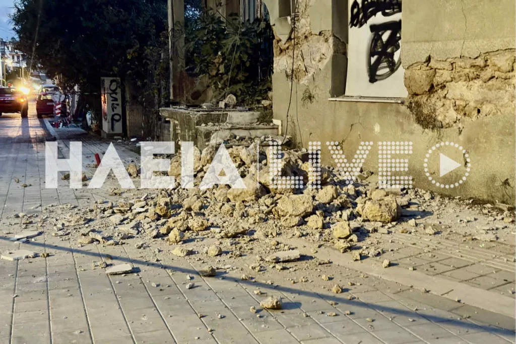 Χαμός στον Πύργο, ετοιμόρροπο κτίριο κατέρρευσε πάνω σε αυτοκίνητα! ΦΩΤΟ