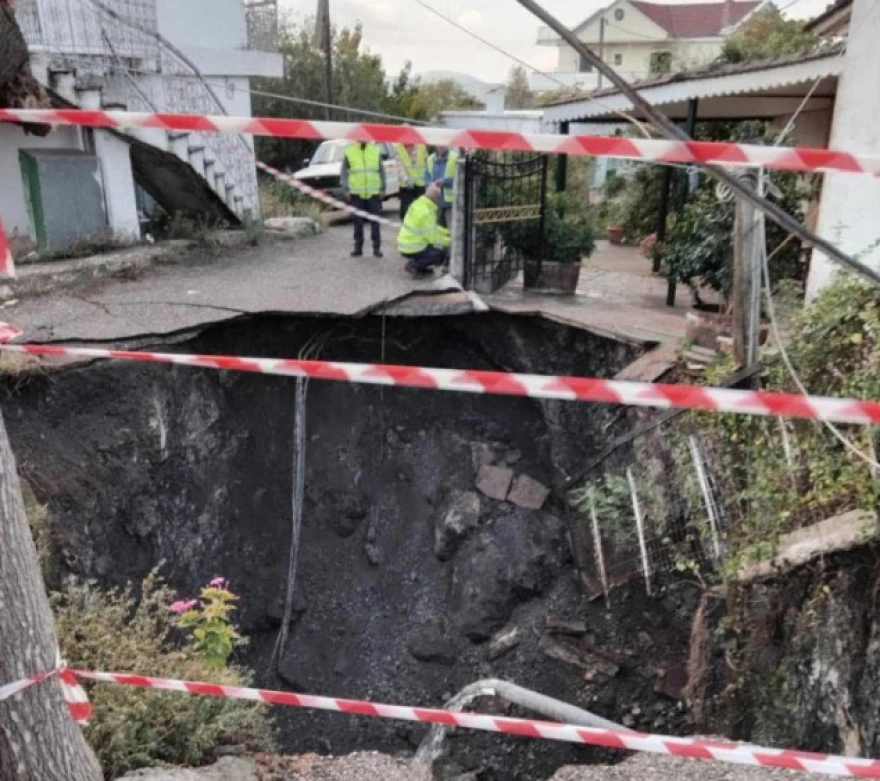 Καθίζηση έξι μέτρων στις Φυτείες Αιτωλοακαρνανίας: Προειδοποίηση Λέκκα για κίνδυνο μεγαλύτερης καταστροφής ΦΩΤΟ-ΒΙΝΤΕΟ
