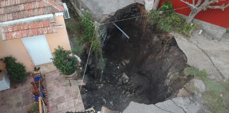 Καθίζηση έξι μέτρων στις Φυτείες Αιτωλοακαρνανίας: Προειδοποίηση Λέκκα για κίνδυνο μεγαλύτερης καταστροφής ΦΩΤΟ-ΒΙΝΤΕΟ Καθίζηση έξι μέτρων στις Φυτείες Αιτωλοακαρνανίας: Προειδοποίηση Λέκκα για κίνδυνο μεγαλύτερης καταστροφής ΦΩΤΟ-ΒΙΝΤΕΟ