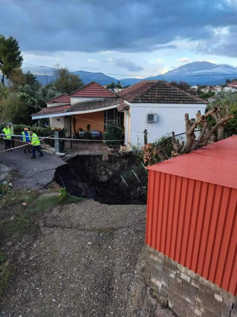 Κρατήρας ανάμεσα σε σπίτια στις Φυτείες ΦΩΤΟ