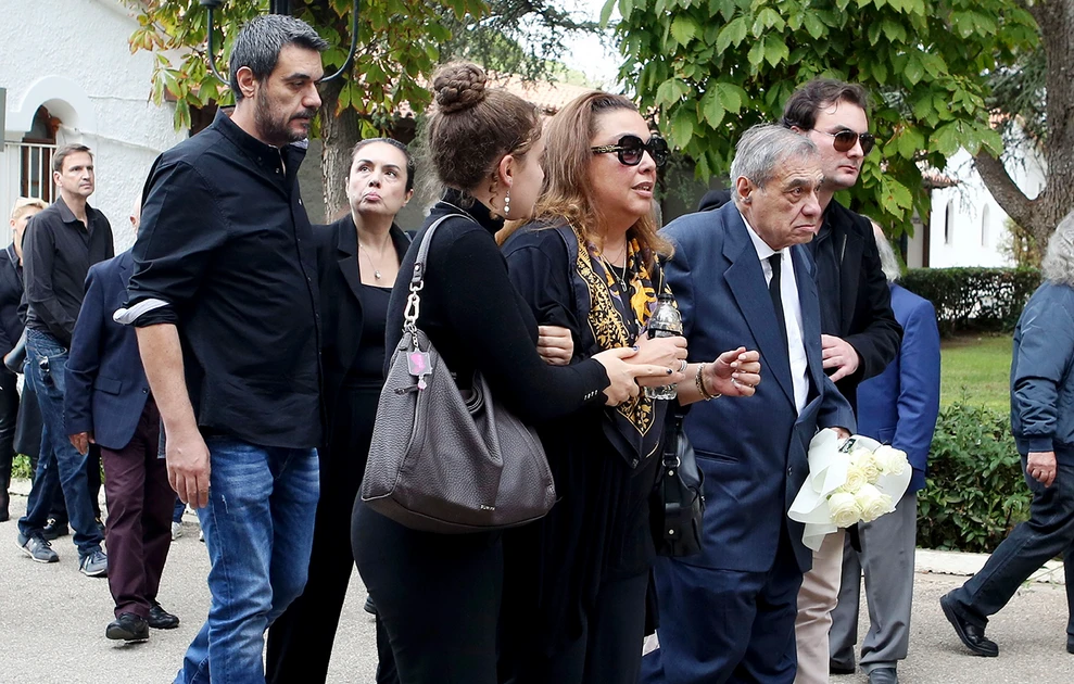 Η μουσική σώπασε για τον Γιώργο Νιάρχο: Συγκίνηση στο τελευταίο αντίο - Συντετριμμένη η Μάρα Θρασυβουλίδου Η μουσική σώπασε για τον Γιώργο Νιάρχο: Συγκίνηση στο τελευταίο αντίο - Συντετριμμένη η Μάρα Θρασυβουλίδου