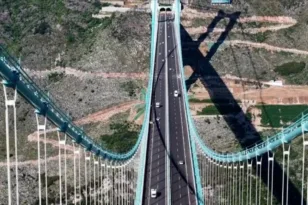 Η Κίνα εγκαινίασε την ψηλότερη γέφυρα του κόσμου με εστιατόριο στα σύννεφα ΒΙΝΤΕΟ