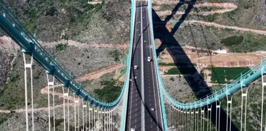 Η Κίνα εγκαινίασε την ψηλότερη γέφυρα του κόσμου με εστιατόριο στα σύννεφα ΒΙΝΤΕΟ