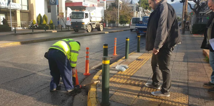 Πάτρα: Μπαίνουν κολωνάκια σε ράμπες ΑμεΑ σε πεζοδρόμους και προβληματικά σημεία της πόλης