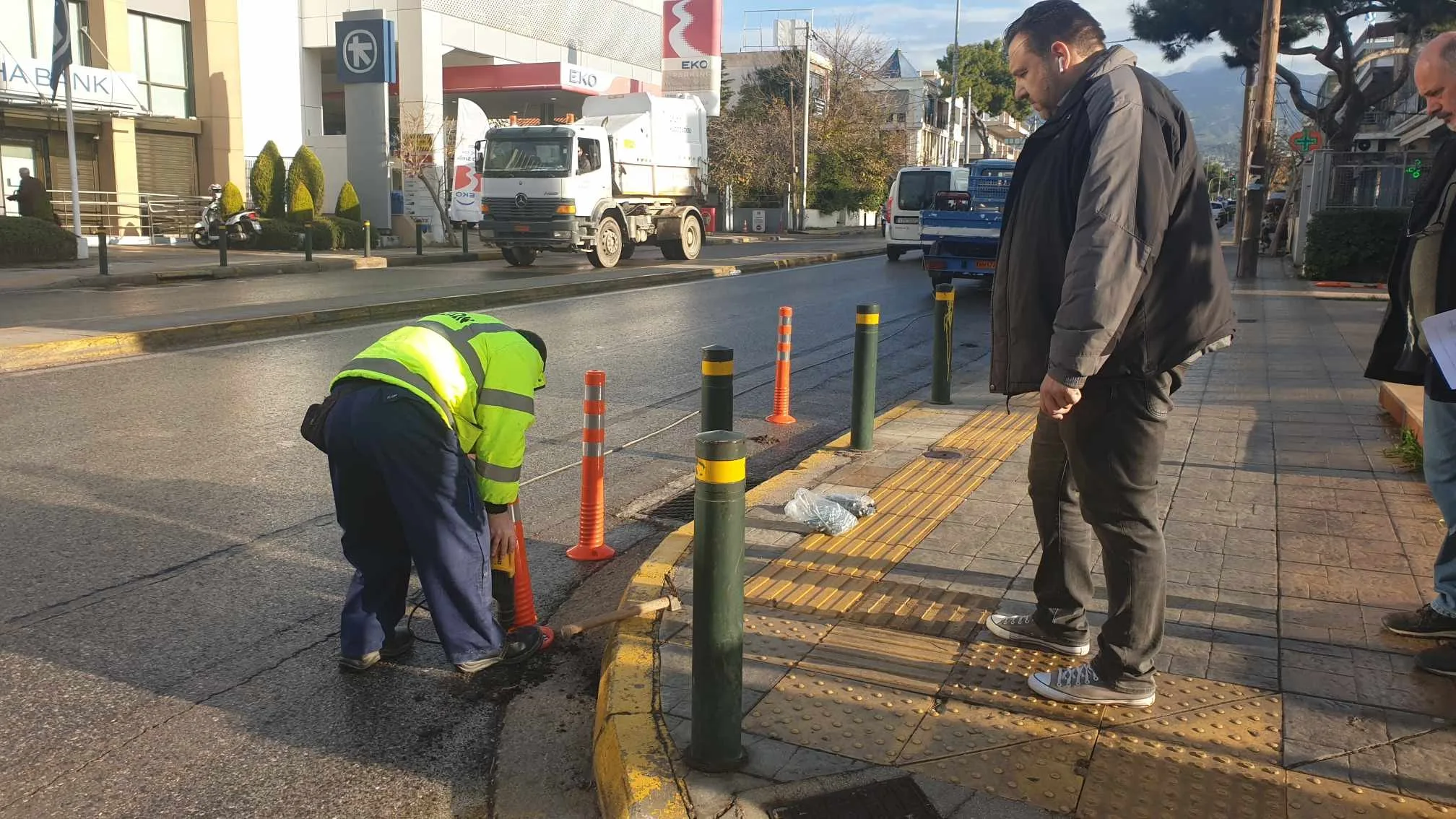 Πάτρα: Μπαίνουν κολωνάκια σε ράμπες ΑμεΑ σε πεζοδρόμους και προβληματικά σημεία της πόλης