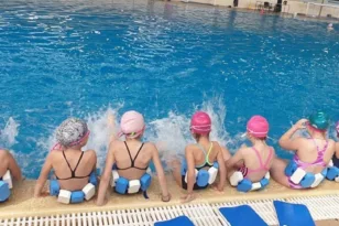 Πάτρα: Μαθητές Δημοτικών στα πρώτα τους μαθήματα κολύμβησης στο «Αντώνης Πεπανός»