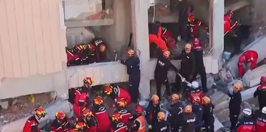 Κατάρρευση κτιρίου στην Κωνσταντινούπολη: Πέντε ζωές κάτω από τα μπάζα, μάχη με το χρόνο να σωθεί η οικογένεια - Ελπίδα η φωνή της μητέρας