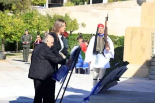 Ζωή Κωνσταντοπούλου και Αλεξάνδρα Σάντα τίμησαν μαζί την 28η Οκτωβρίου στο Σύνταγμα