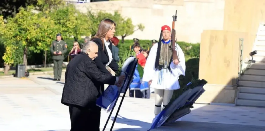 Ζωή Κωνσταντοπούλου και Αλεξάνδρα Σάντα τίμησαν μαζί την 28η Οκτωβρίου στο Σύνταγμα Ζωή Κωνσταντοπούλου και Αλεξάνδρα Σάντα τίμησαν μαζί την 28η Οκτωβρίου στο Σύνταγμα