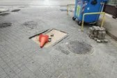 Ακόμα να καλυφτεί η τρύπα στον πεζόδρομο