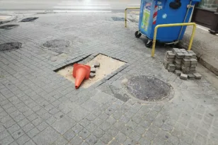 Ακόμα να καλυφτεί η τρύπα στον πεζόδρομο
