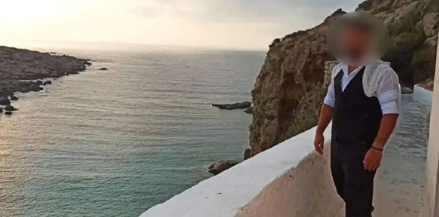 Κρήτη: Παραδόθηκε ο 23χρονος που σκότωσε τον θείο του σε γλέντι στα Χανιά Κρήτη: Παραδόθηκε ο 23χρονος που σκότωσε τον θείο του σε γλέντι στα Χανιά