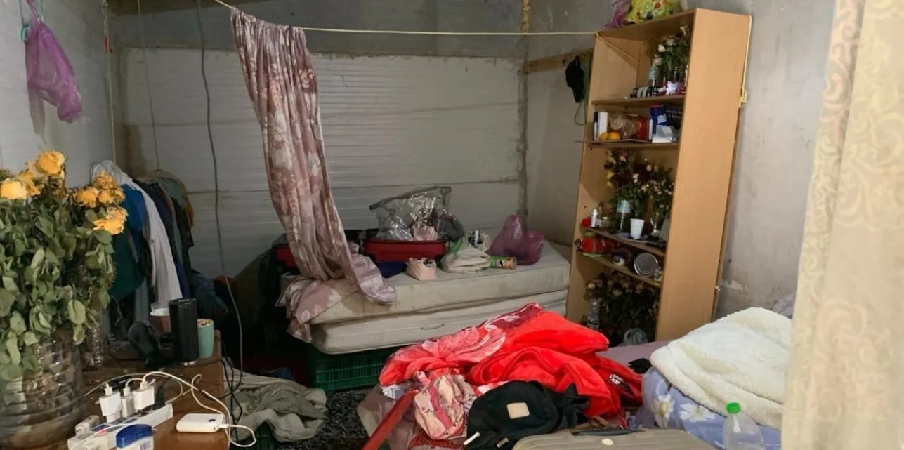 Επιχείρηση-μαμούθ της ΕΛΑΣ σε Ηλεία και άλλες περιοχές: Τέλος σε κύκλωμα που εκμεταλλευόταν αλλοδαπούς εργάτες - Οι εικόνες του σκλαβοπάζαρου ΦΩΤΟ-ΒΙΝΤΕΟ