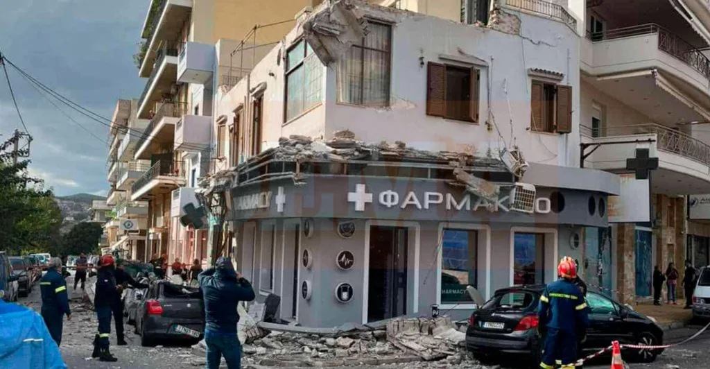 Απίστευτες εικόνες στο Λαύριο - Κατέρρευσαν μπαλκόνια και πλάκωσαν αυτοκίνητα ΦΩΤΟ