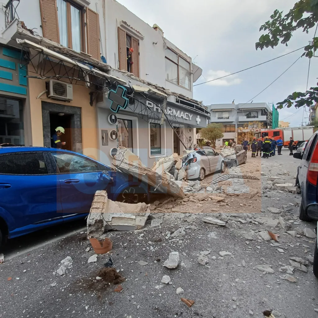 Απίστευτες εικόνες στο Λαύριο - Κατέρρευσαν μπαλκόνια και πλάκωσαν αυτοκίνητα ΦΩΤΟ