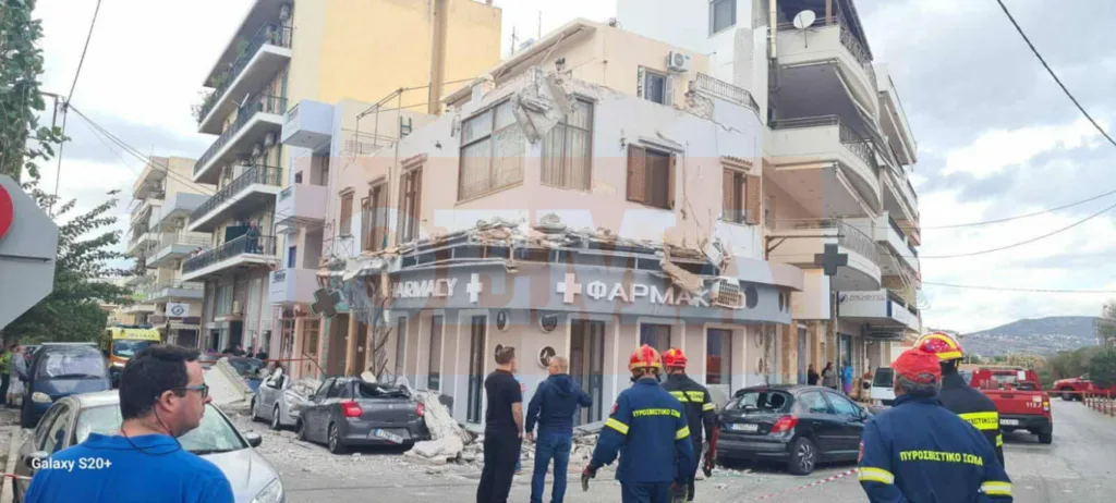 Απίστευτες εικόνες στο Λαύριο - Κατέρρευσαν μπαλκόνια και πλάκωσαν αυτοκίνητα ΦΩΤΟ