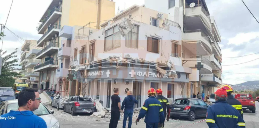 Απίστευτες εικόνες στο Λαύριο - Κατέρρευσαν μπαλκόνια και πλάκωσαν αυτοκίνητα ΦΩΤΟ