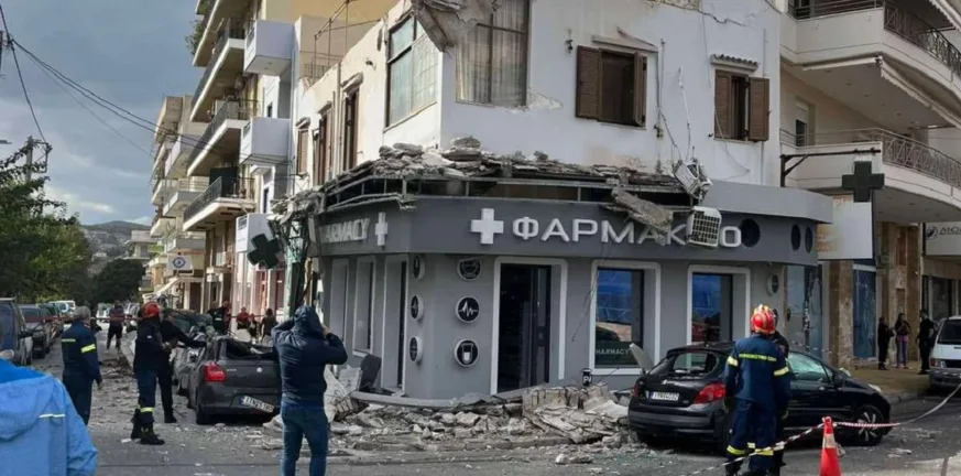Τρόμος στο Λαύριο: Μπαλκόνι κατέρρευσε πάνω στο δρόμο – Γυναίκα σώθηκε στο παρά πέντε ΒΙΝΤΕΟ