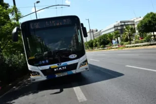 Πειραιάς: Στο νοσοκομείο σοβαρά τραυματισμένη 72χρονη, την παρέσυρε λεωφορείο