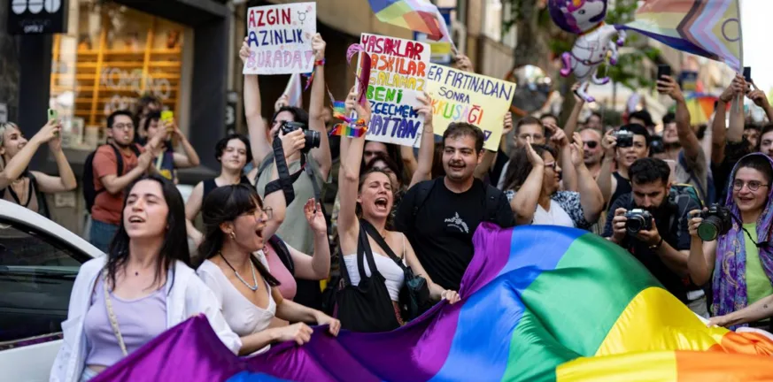 Στην Τουρκία με νέο νομοσχέδιο θα οδηγούνται στη φυλακή τα ΛΟΑΤΚΙ άτομα και οι ομοφυλόφιλοι Στην Τουρκία με νέο νομοσχέδιο θα οδηγούνται στη φυλακή τα ΛΟΑΤΚΙ άτομα και οι ομοφυλόφιλοι