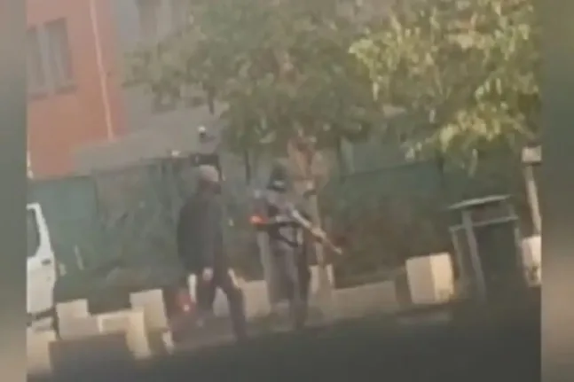 Ληστεία–υπερπαραγωγή στη Λυών: Με καλάσνικοφ άρπαξαν 12 εκατ. ευρώ σε χρυσό μέσα σε 7 λεπτά Ληστεία–υπερπαραγωγή στη Λυών: Με καλάσνικοφ άρπαξαν 12 εκατ. ευρώ σε χρυσό μέσα σε 7 λεπτά