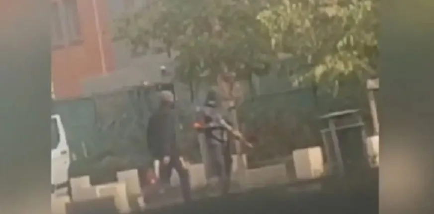 Ληστεία–υπερπαραγωγή στη Λυών: Με καλάσνικοφ άρπαξαν 12 εκατ. ευρώ σε χρυσό μέσα σε 7 λεπτά Ληστεία–υπερπαραγωγή στη Λυών: Με καλάσνικοφ άρπαξαν 12 εκατ. ευρώ σε χρυσό μέσα σε 7 λεπτά