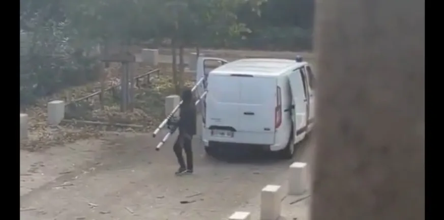 Γαλλία: Ένοπλοι ντυμένοι αστυνομικοί μπήκαν σε εργαστήριο χρυσού στη Λυών ΒΙΝΤΕΟ Γαλλία: Ένοπλοι ντυμένοι αστυνομικοί μπήκαν σε εργαστήριο χρυσού στη Λυών ΒΙΝΤΕΟ