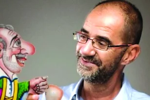 Ο πατρινός Καραγκιοζοπαίκτης Κώστας Μακρής, μιλάει στην «Π» για το όνειρο ζωής