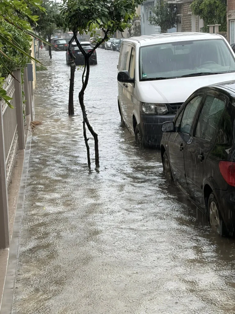 Δραματική η κατάσταση στο Μεσολόγγι: Απομακρύνουν τα νερά από σπίτια και δρόμους ΒΙΝΤΕΟ
