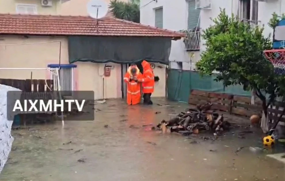 Απεγκλωβισμός παιδιού στο Μεσολόγγι, πλημμύρισαν σπίτια και στο Αιτωλικό ΦΩΤΟ
