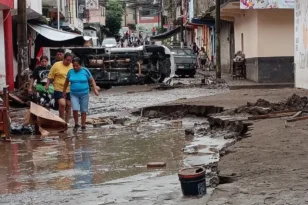 Φονική κακοκαιρία στο Μεξικό, 76 οι νεκροί από τις πλημμύρες και τις κατολισθήσεις