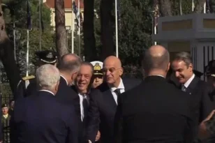 Θερμή χειραψία Μητσοτάκη – Δένδια λίγο πριν την παρέλαση στη Θεσσαλονίκη ΒΙΝΤΕΟ