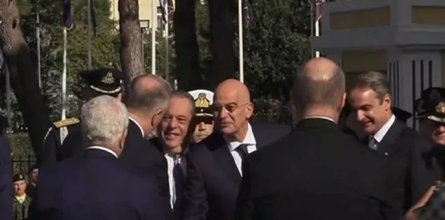 Θερμή χειραψία Μητσοτάκη – Δένδια λίγο πριν την παρέλαση στη Θεσσαλονίκη ΒΙΝΤΕΟ Θερμή χειραψία Μητσοτάκη – Δένδια λίγο πριν την παρέλαση στη Θεσσαλονίκη ΒΙΝΤΕΟ