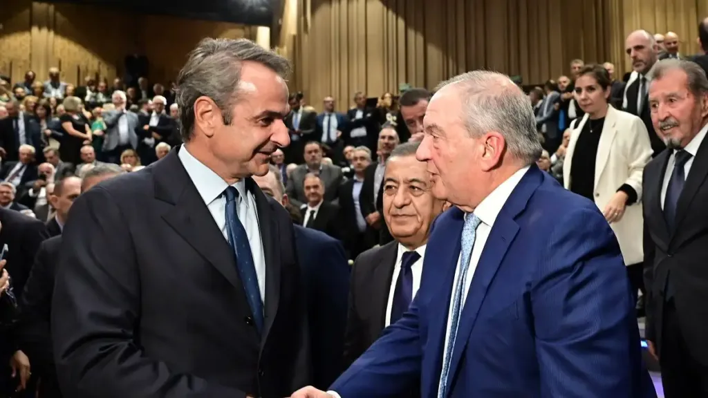 Η άδεια καρέκλα του Σαμαρά και η χειραψία Μητσοτάκη-Καραμανλή ΦΩΤΟ