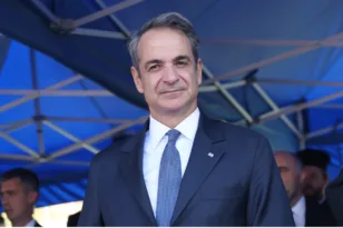 Μητσοτάκης: Να μεταλαμπαδεύσουμε το μήνυμα της ενότητας του '40 - Οι Ένοπλες Δυνάμεις είναι εδώ για να υπερασπιστούν την ελευθερία μας Μητσοτάκης: Να μεταλαμπαδεύσουμε το μήνυμα της ενότητας του '40 - Οι Ένοπλες Δυνάμεις είναι εδώ για να υπερασπιστούν την ελευθερία μας