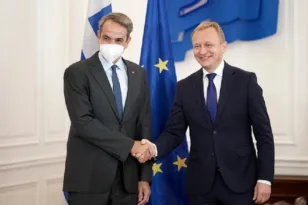 Συνάντηση Μητσοτάκη – Serafin στο Μαξίμου: Στο επίκεντρο ο νέος ευρωπαϊκός προϋπολογισμός, η Συνοχή και η Άμυνα