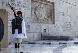 «Μπαλάκι» οι ευθύνες για το Μνημείο Αγνώστου Στρατιώτη, το παρασκήνιο της συνάντησης Δένδια - Δούκα
