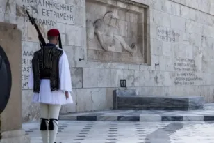«Μπαλάκι» οι ευθύνες για το Μνημείο Αγνώστου Στρατιώτη, το παρασκήνιο της συνάντησης Δένδια – Δούκα