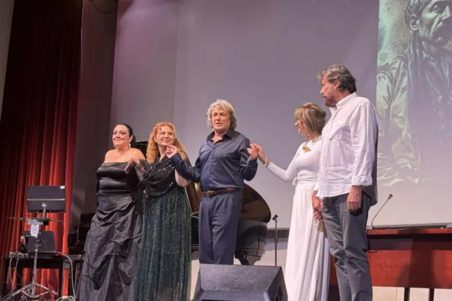 Καλλιτεχνική επιμέλεια από τον Αλέξανδρο Χάχαλη στην παρουσίαση του βιβλίου της Ζαχαρούλας Παπαδάκη Καλλιτεχνική επιμέλεια από τον Αλέξανδρο Χάχαλη στην παρουσίαση του βιβλίου της Ζαχαρούλας Παπαδάκη