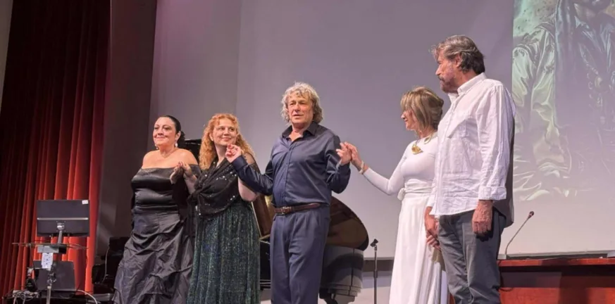 Καλλιτεχνική επιμέλεια από τον Αλέξανδρο Χάχαλη στην παρουσίαση του βιβλίου της Ζαχαρούλας Παπαδάκη Καλλιτεχνική επιμέλεια από τον Αλέξανδρο Χάχαλη στην παρουσίαση του βιβλίου της Ζαχαρούλας Παπαδάκη