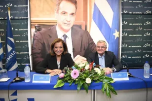 «Συμβαίνουν ανήθικα πράγματα»: Ξέσπασμα Κουνάβη μπροστά στη Ντόρα Μπακογιάννη για τις εκλογές στην ΔΕΕΠ