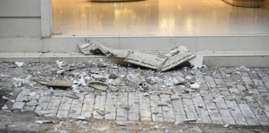 Πάτρα: Κατέρρευσε μπαλκόνι στην οδό Αγίου Ανδρέου - Αποκλείστηκε η περιοχή και διεκόπη η κυκλοφορία